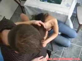 امرأة سمراء في سن المراهقة ممارسة الجنس مع رجل أسود خمر، لأنها تحب صخرة ديك.